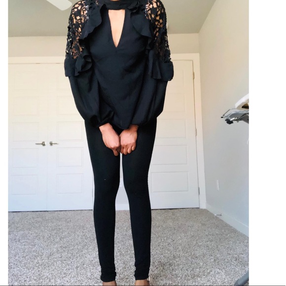 ❌🛑SOLD on ♏️🛑❌Crochet Ruffle Shoulder Blouse - Picture 5 of 7